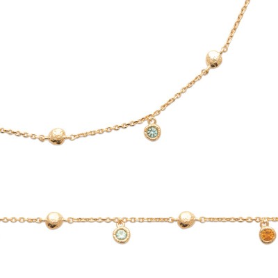 vu de pres collier plaqué or breloques colorés en pierres