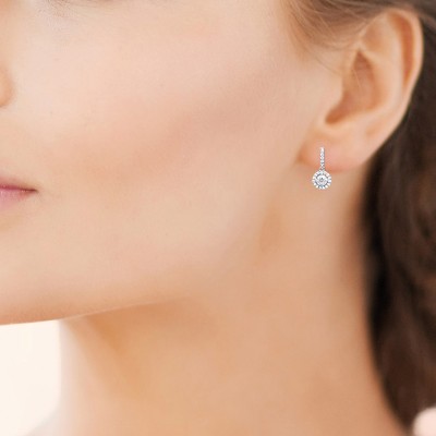 femme portant les boucles d'oreilles brillantes et pendantes