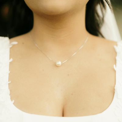 mariée avec perle minimaliste pendentif