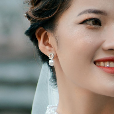 mariée avec boucles d'oreilles en perle