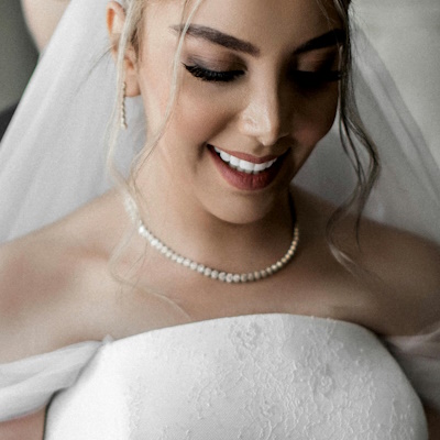 femme avec collier de perles classiques mariage