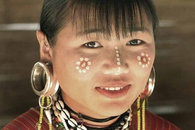 femme avec boucles d'oreille en Thailande